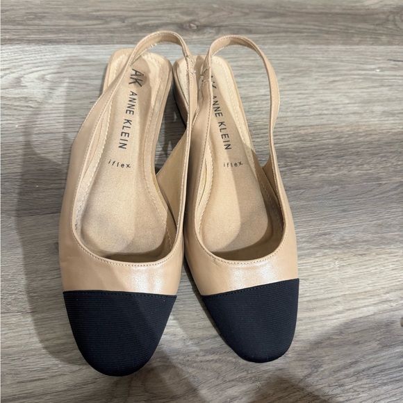 Anne Klein Women's Tan and Black Slingback Shoes size 9 - Picture 3 of 5